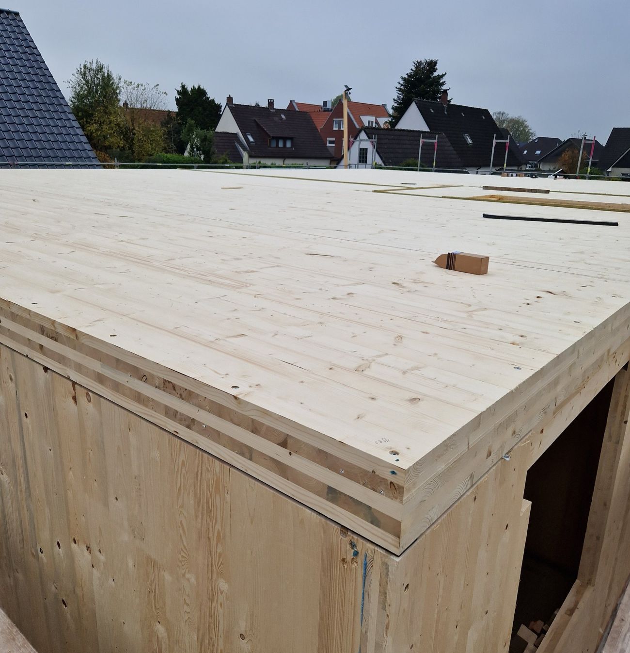 Ecke einer CLT-Decke mit sichtbaren kreuzweise verleimten Lagen