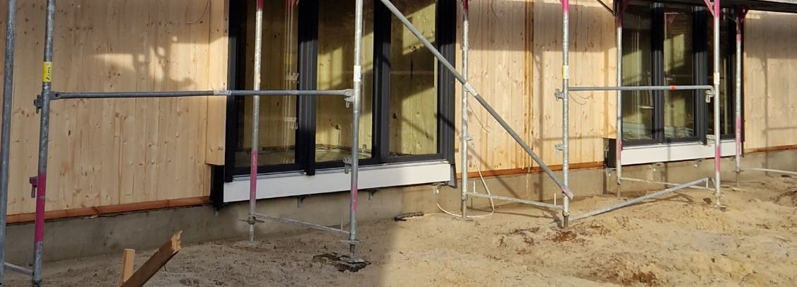 Bodentiefe Fenster im Erdgeschoss, kurz nach dem Rohbau eingebaut