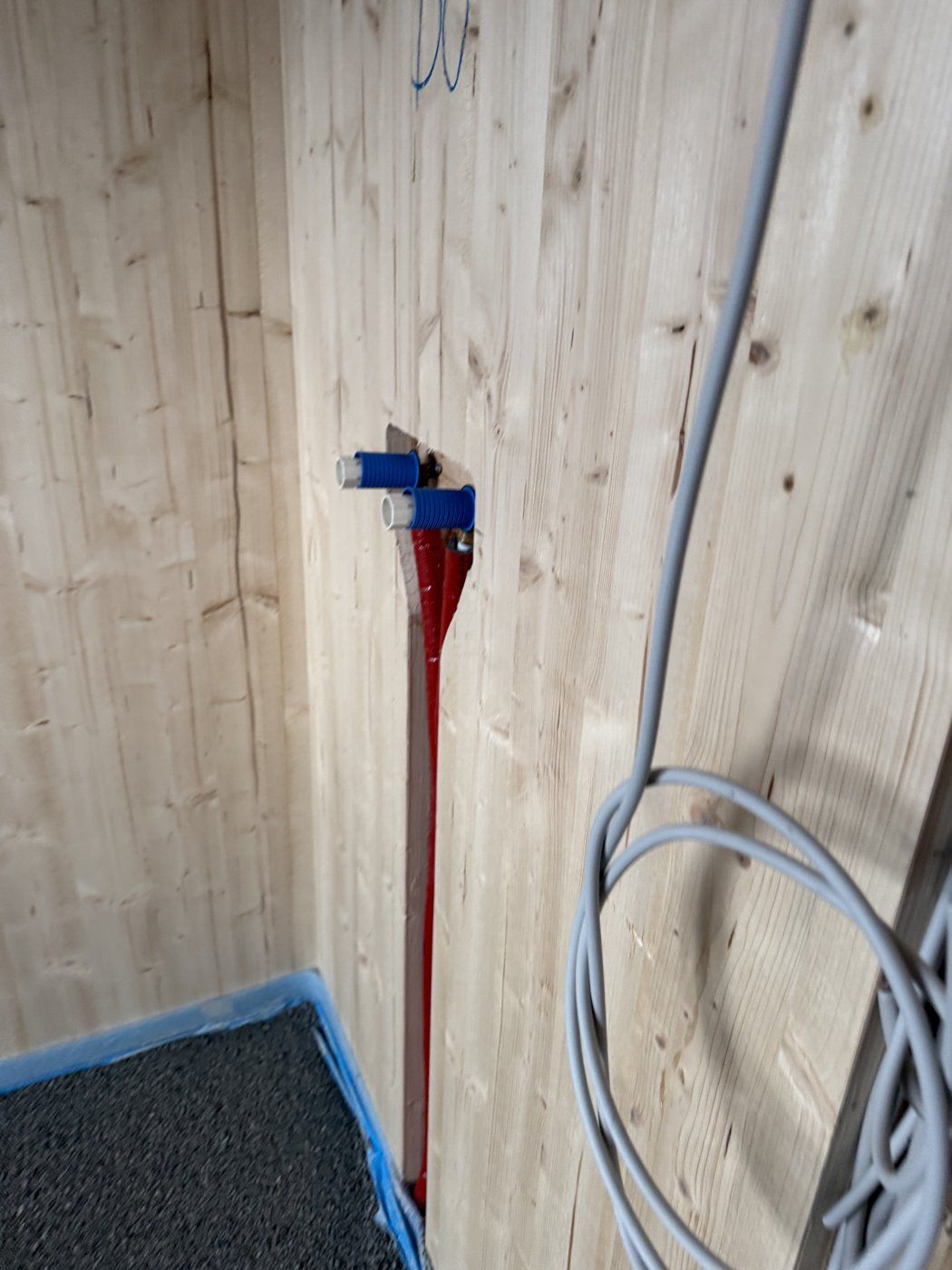Wasserleitungen in einer vorab gefrästen Nut der CLT-Wand